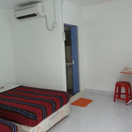 ET Budget Guest House Batu Feringgi Zimmer foto